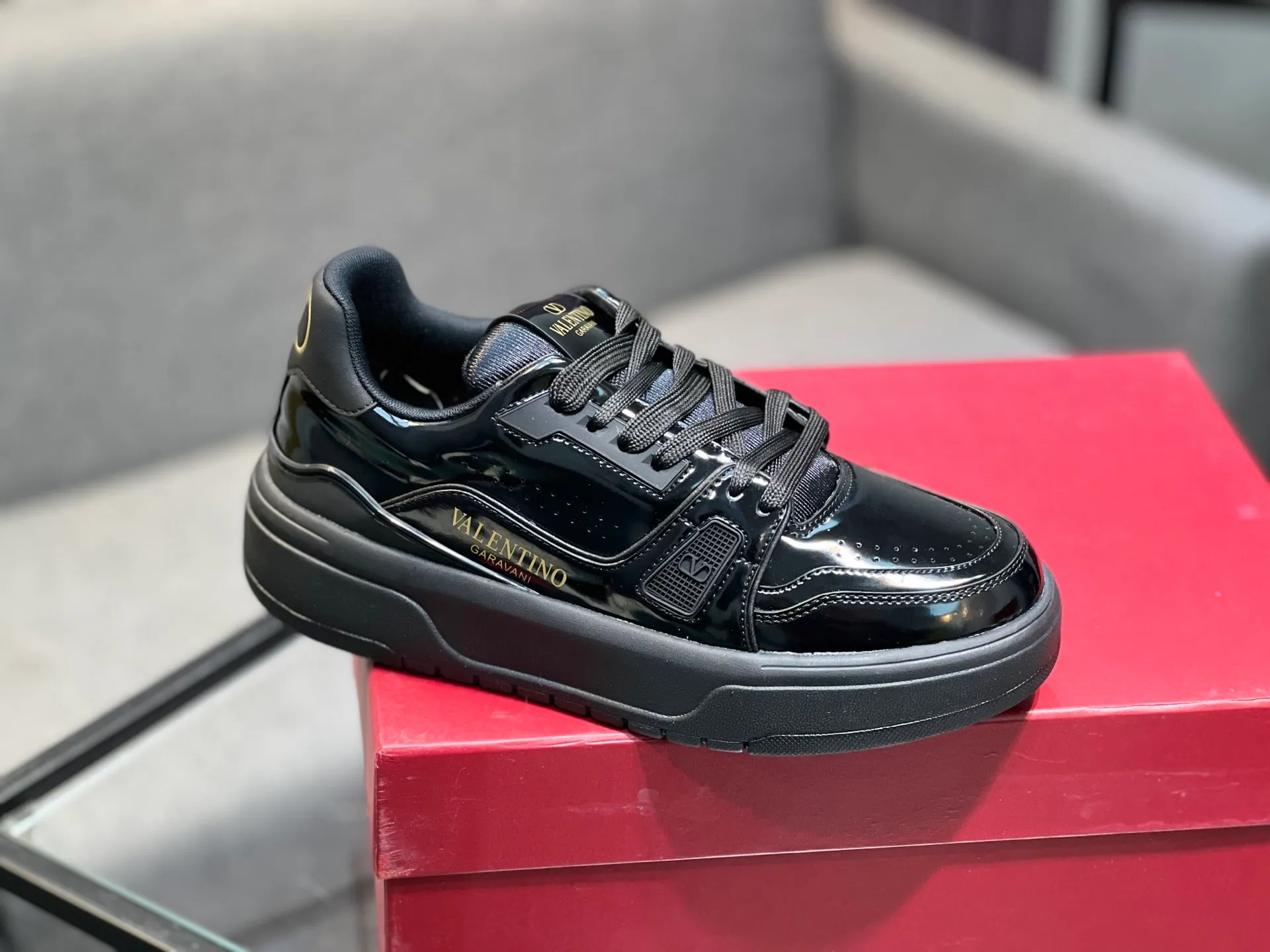 Men's men's shoes 💰660 𝑽𝒂𝒍𝒆𝒏𝒕𝒊𝒏𝒐 Valentino 𝑶𝒏𝒆𝑺𝒕𝒖𝒅 Couple's sneaker series Valentino 2025 latest couple's sneakers, celebrity style, hot sale. The original ZP was purchased and dismantled. Repeated pattern making and modification. I strive to restore the original version 1:1! Top luxury masterpiece, soft and comfortable, combining fashion and leisure, bringing excellent elegant texture and excellent on-foot comfort. Top purchase version upper: imported calfskin surface/original oil edge craftsmanship. Inner: water-dyed cowhide lining. Outsole: original development 𝐓𝐏𝐔 two-color combination outsole. Packaging: original configuration complete package. Code number: 35-44 yards. 34.45 can be customized. Can be customized (self-labeled-no label) order.